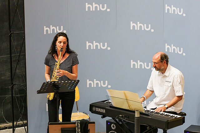 Musikalische Begleitung durch Claudia Köther am Altsaxophon (links) und Oliver Richters (rechts) am Piano